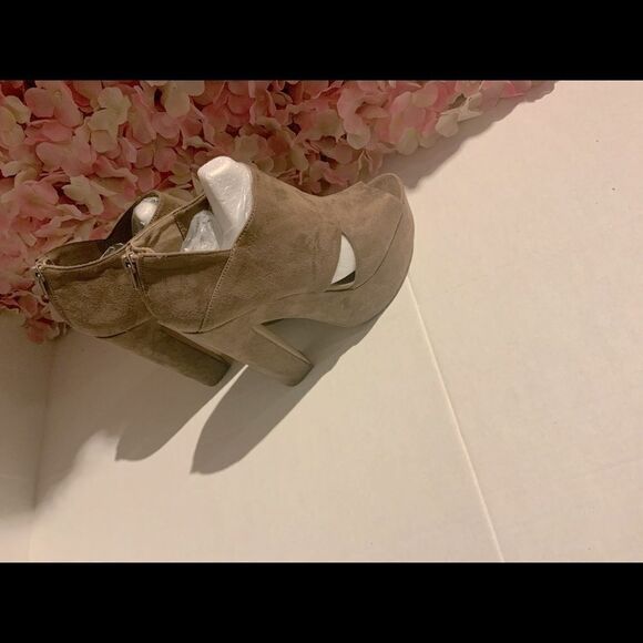 Tan Clog Charlotte Russe Heels - Picture 4 of 6